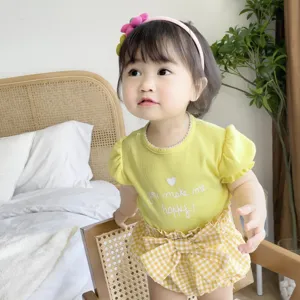 Ensemble d'été mignon pour petite fille, t-shirt côtelé jaune et short à carreaux avec nœud.