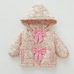 Abrigo de invierno acolchado para niños con estampado floral capucha y lazos rosas cálido bonito