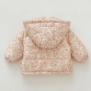 Vista detallada de la chaqueta de invierno acolchada rosa para bebé con estampado floral.
