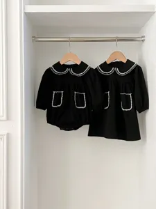Completo vestito pagliaccetto manica lunga neonata nero con colletto in pizzo bianco.