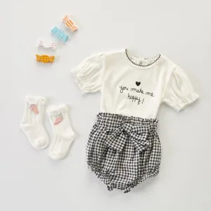Ensemble d'été bébé fille, haut blanc et short bouffant à carreaux noirs avec joli nœud doux.