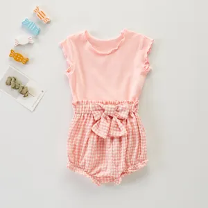 Joli ensemble barboteuse d'été pour bébé fille avec haut rose et short à carreaux.
