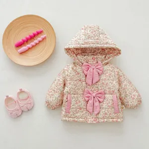 Vista detallada del abrigo acolchado de invierno para bebé, estampado floral rosa con capucha.