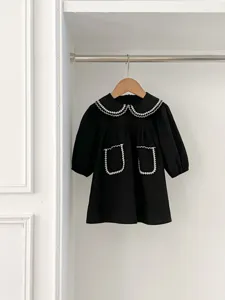 Grazioso abito nero da bambina con colletto e tasche ricamati in bianco, stile coreano.