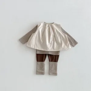 Ensemble 3 pièces de vêtement de printemps pour bébé fille avec gilet chic et leggings.