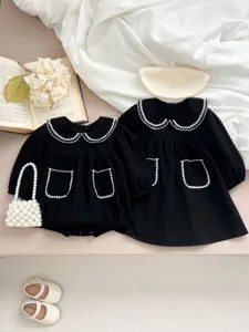 Adorabili vestiti abbinati per bambine abito nero e tutina con colletto bianco elegante.