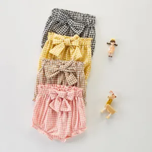 Jolis bloomers à carreaux pour bébé avec nœud, short d'été coloré vue détaillée.