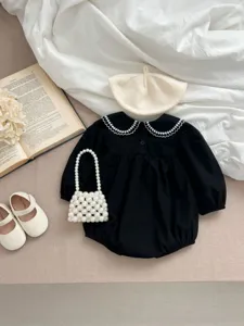 Carina tutina neonata maniche lunghe con colletto in pizzo, dettaglio body nero per bambina.