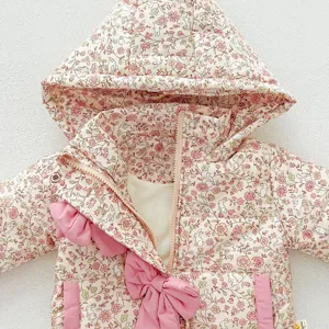 Abrigo de invierno acolchado para niños con flores, capucha y bonitos lazos rosados.