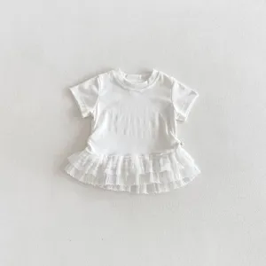 Vue détail de t-shirt blanc élégant pour fille avec ourlet en dentelle délicate.