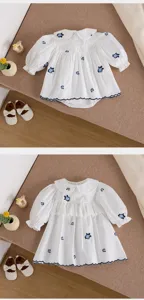Vestito ricamato a maniche lunghe per neonata con motivi floreali blu e colletto in pizzo.