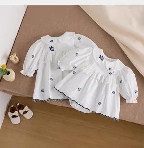 Grazioso set tutina vestito bianco manica lunga per bambina con ricamo floreale e colletto.
