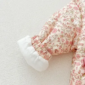 Vista detallada del abrigo de invierno acolchado para niños con estampado de conejito y puños.
