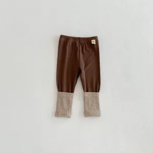 Vue détaillée de leggings pour tout-petits avec poignets côtelés et design marron contrastant.