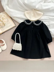 Bellissimo vestito neonata nero a maniche lunghe con colletto rotondo per bambine.