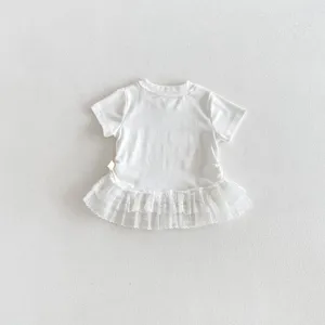 Vue détaillée du t-shirt blanc pour bébé fille avec un ourlet en dentelle élégant et manches.
