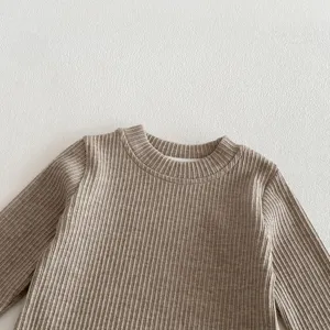 Gros plan sur le t-shirt bébé à manches longues côtelé, tissu doux, vêtement confortable.