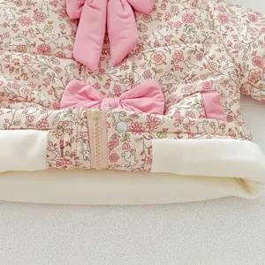 Chaqueta acolchada de invierno para nina con flores, lazo rosa y forro polar suave y calido.