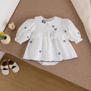 Delizioso body a maniche lunghe per neonata con colletto in pizzo e ricamo floreale blu.