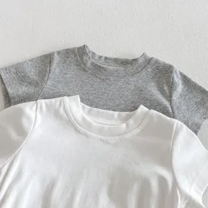 Détail t-shirt basique unicolore à manches courtes pour enfants, tenue décontractée.