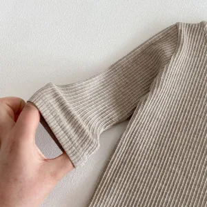 Vue de détail de t-shirt à manches longues côtelé pour tout-petit, haut bébé kaki en coton.