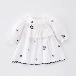 Grazioso vestito bianco a maniche lunghe per bambina con colletto in pizzo e ricami floreali.