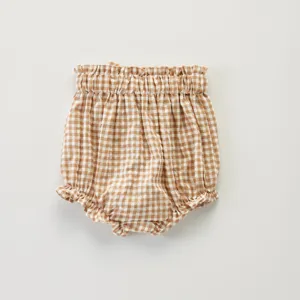 Détail culotte bébé vichy marron blanc, taille haute volantée, tissu doux et confortable.