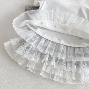 Gros plan sur les détails du t-shirt d'été pour fille avec volants en dentelle et tulle.