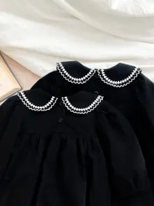 Deliziosa tutina neonata nera a maniche lunghe con colletto ricamato in pizzo stile elegante.