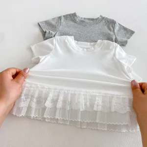 vue de détail t-shirt manches courtes fille patchwork dentelle sur l'ourlet fin.