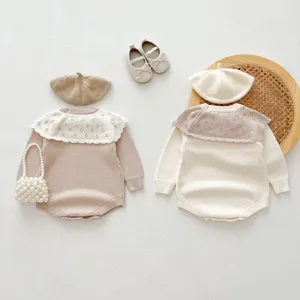 Vue de détail de barboteuse bébé en tricot avec col poupée, béret et jolis accessoires