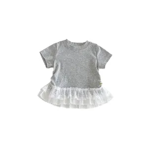 T-shirt à manches courtes gris pour bébé fille avec ourlet à volants en dentelle blanche