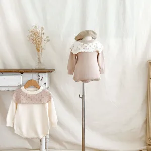 Adorable body barboteuse en tricot pour bébé fille avec col lotus pour style automne.