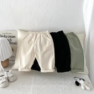 Detailansicht der lässigen Kinder Baumwollhose mit bequemem Bund und modernem, lockeren Schnitt.