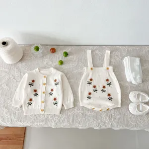 Set di cardigan e tutina in maglia per bambina con delizioso ricamo floreale per autunno.