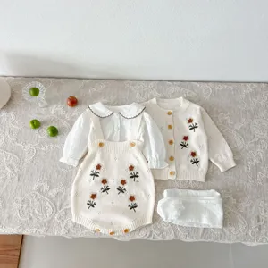 Completo neonata con cardigan in maglia floreale, camicia a maniche lunghe, tutina e calze.