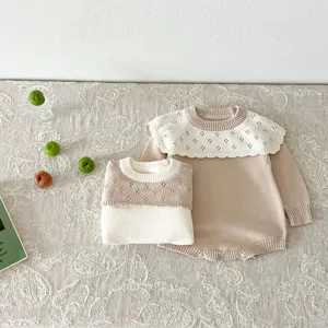 Détail barboteuse tricot bébé, joli col ajouré à volants, body bébé en coton doux.