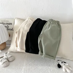 Mädchen lose Baumwollhose Detail mit weichem Stoff, elastischem Bund und umgeschlagenem Saum.