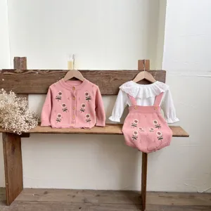 Delizioso set cardigan in maglia e tutina ricamata per bambina, vestito manica lunga neonata.