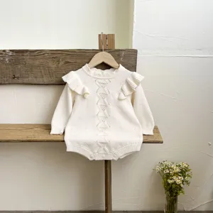 Carina tutina lavorata a maglia per neonata con volant e trecce, morbido body per bambini.