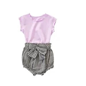 Ensemble d'été pour bébé fille, haut à manches courtes mauve et short à carreaux avec nœud.