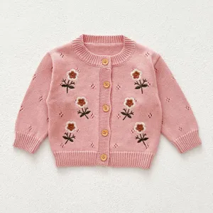 Cardigan in maglia rosa per neonata con delicato ricamo floreale e bottoni in legno.