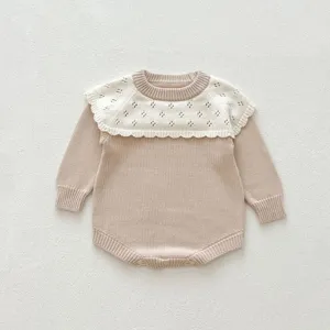 Détail barboteuse bébé tricot, col volanté ajouré adorable, coton doux, manches longues.