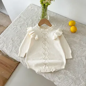 Romper in maglia per neonato con volant e motivo traforato, grazioso body manica lunga.