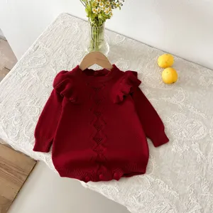Romper in maglia rossa per neonato con volant sulle spalle e motivo traforato, capo autunnale.