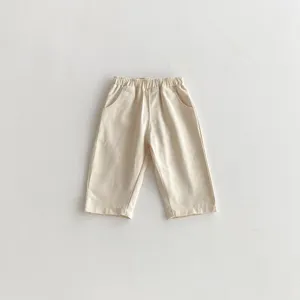 Detailaufnahme von Kinder Freizeithose, weicher Baumwollstoff und bequemer Gummizugbund.