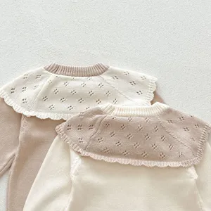 Vue detaillee du pull en tricot pour bebe avec beau col ajoure et en coton doux.