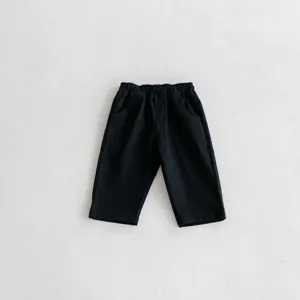 Detailansicht der schwarzen Kinder Freizeithose aus Baumwolle mit Gummizug und Seitentaschen