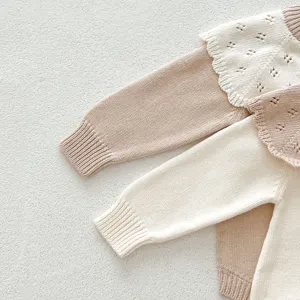 Détail en gros plan d'un joli pull bébé en tricot ajouré avec un col à volants délicat.