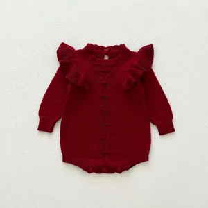 Tutina in maglia rossa per neonata con maniche a volant e motivo traforato autunno